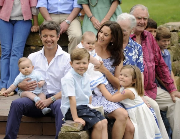 La familia de 6 siempre luce feliz.
