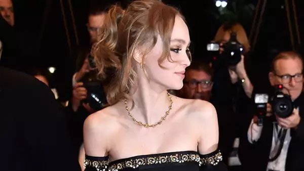 Si creías que después de ser la estrella del festival de Cannes, la graduación de Lily-Rose Depp sería un evento de poca importancia, ¡te equivocas! Mira su vestido y te sorprenderás.
