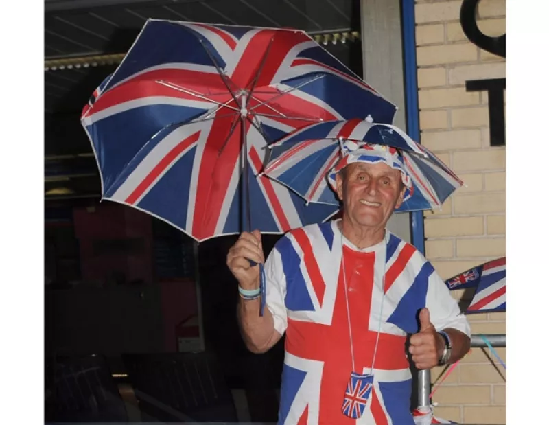 Terry Hutt, antiguo militar, lleva días vestido con la bandera británica pues asegura, es seguidor de la familia real.