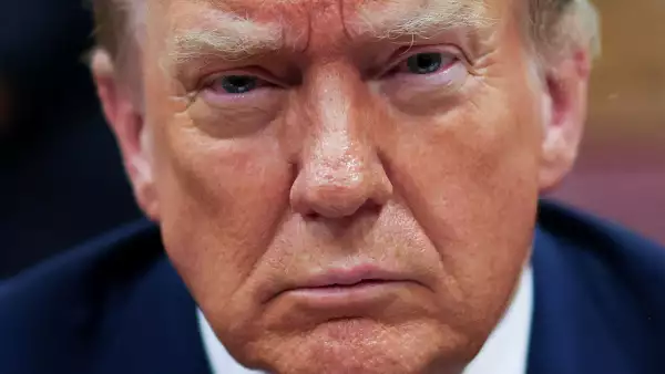 El expresidente de los Estados Unidos, Donald Trump, se sienta en la sala del tribunal durante su juicio por cargos de falsificar registros comerciales para ocultar el dinero pagado para silenciar a la estrella porno Stormy Daniels en 2016, en el tribunal estatal de Manhattan en la ciudad de Nueva York, EE. UU., el 18 de abril de 2024.