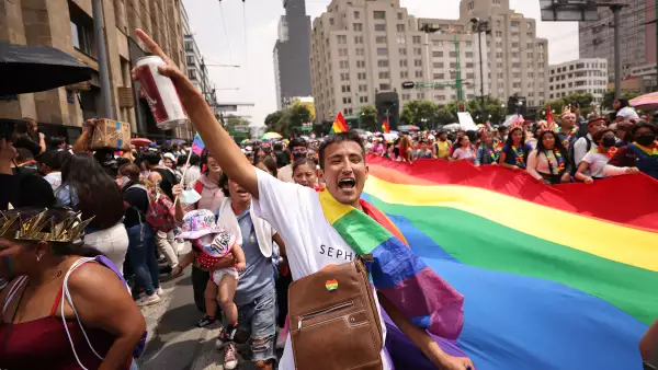 (La gente participa durante el Desfile del Orgullo LGBTTTIQ+ de la Ciudad de México 2022 )