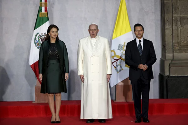 En Palacio Nacional fue recibido por el presidente y su esposa.