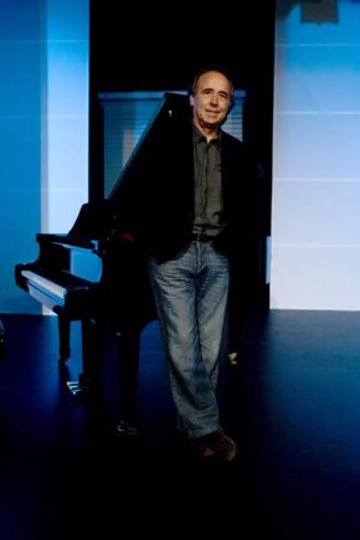 Al cantautor español le otorgaron el testimonio de Visitante Distinguido previo a su presentación en esa ciudad.