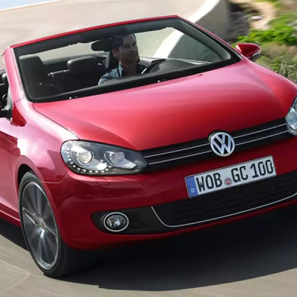 La firma alemana también ofrece su nuevo Golf en versión cabriolet, con un motor que eroga una velocidad de 0 a 100 kilómetros por hora en menos de 6 segundos.