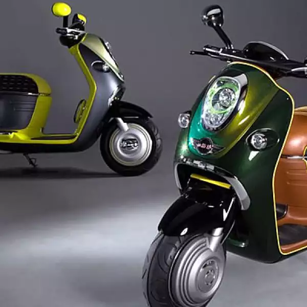 El concepto de Mini será totalmente eléctrico y al frente podemos observar el gran faro que nos remite inmediatamente a los que usa el auto, al igual que los espejos y la combinación de colores del conjunto.