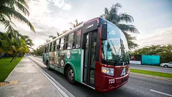 Bus on Boulevard Kukulcan in Cancun, Mexico