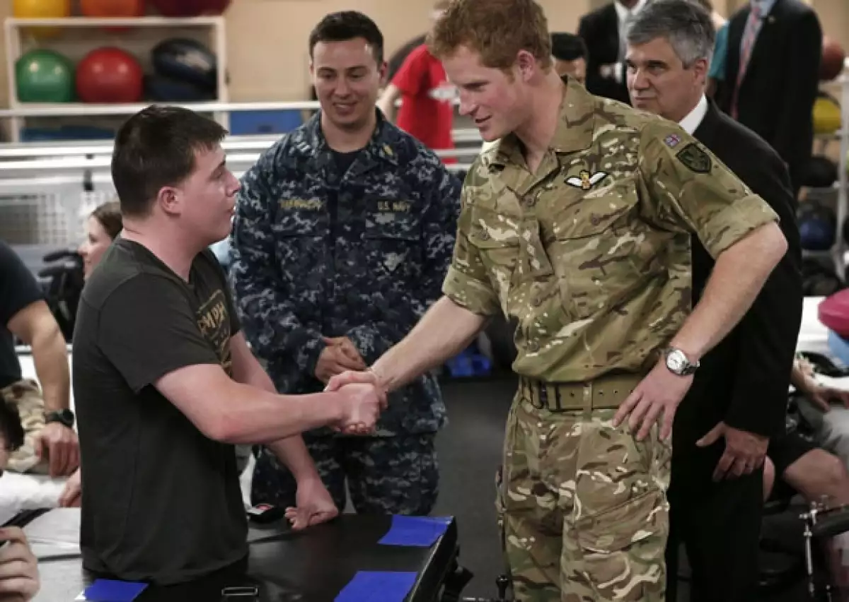 El príncipe Enrique de Gales visitó este viernes el Centro Médico Militar más grande de EU. Ahí se reunió con soldados heridos de guerra y compartió algunas experiencias.