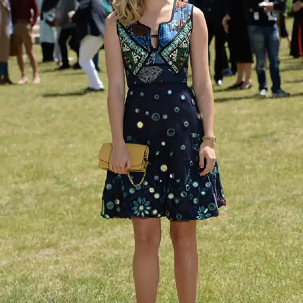 La modelo estuvo presente en el desfile de la colección primavera-verano de Burberry Prorsum para hombre. La protagonista del front row llevó un vestido de otoño 2015 de la firma inglesa el cual combinó con sandalias doradas y una mini bolsa amarilla.