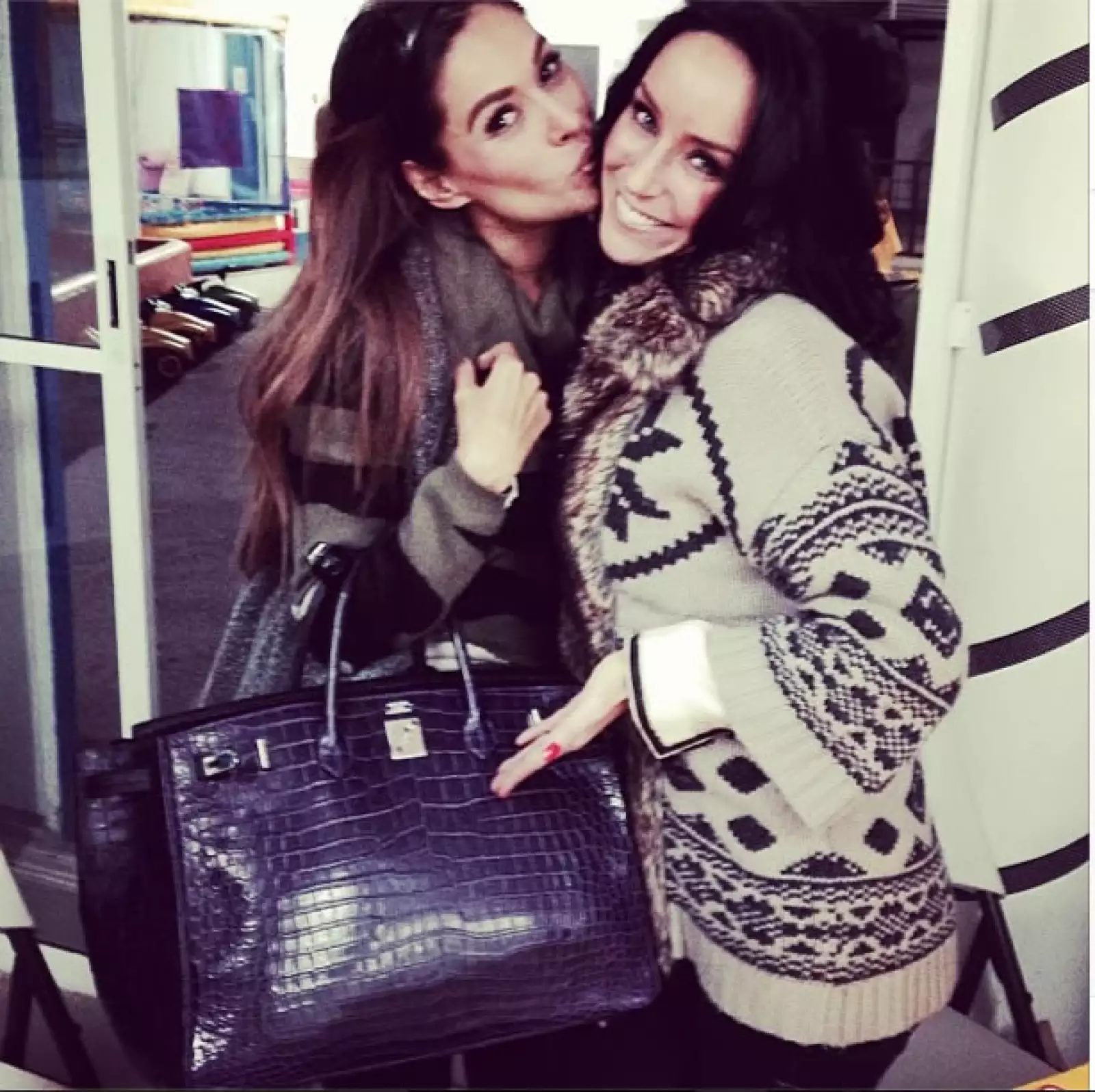 En Navidad le dio de regalo una Birkin negra en piel de cocodrilo a su amiga Galilea Montijo.