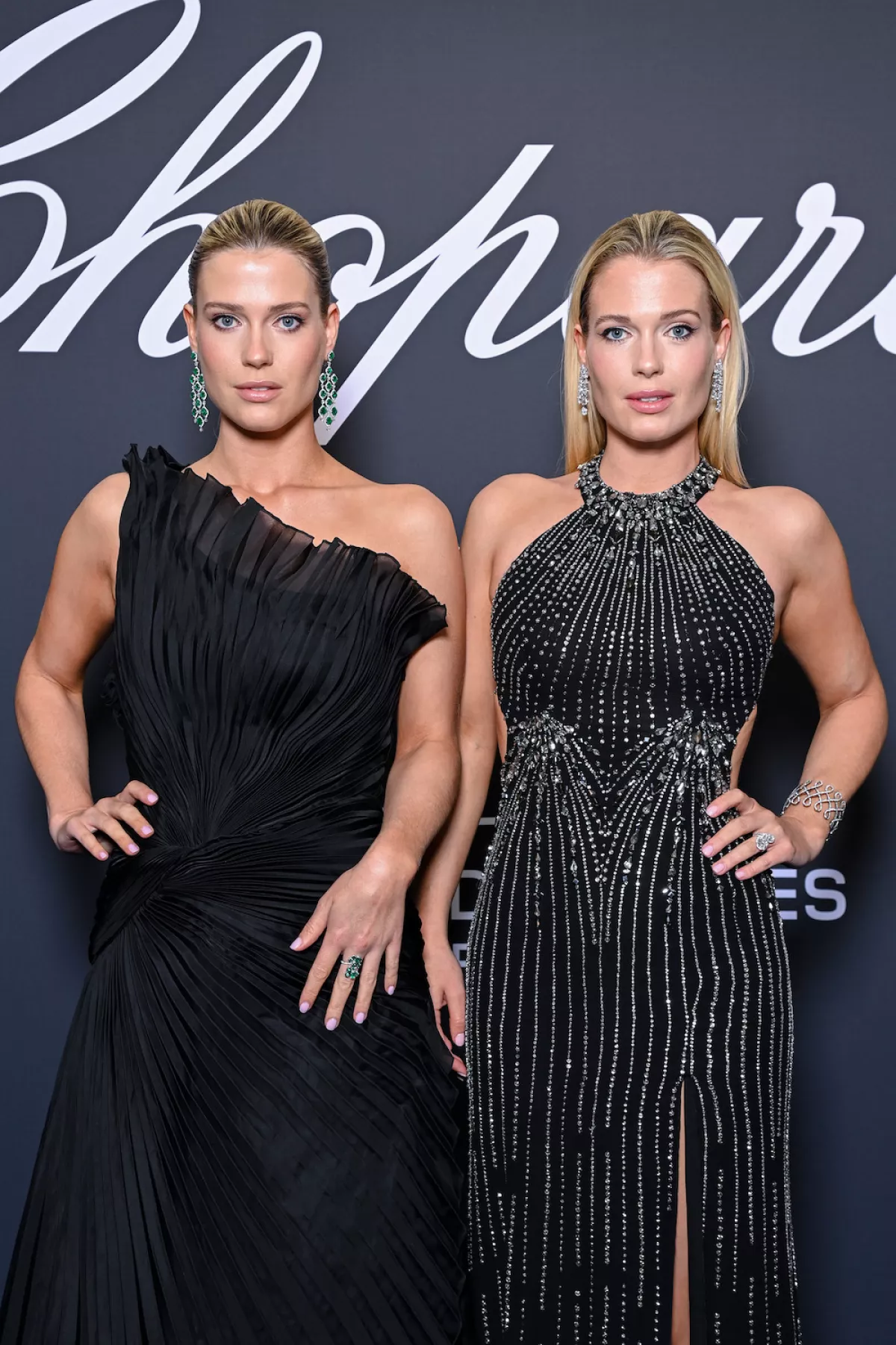 
Amelia y Eliza Spencer en un evento de Chopard, vestidas de gala. 