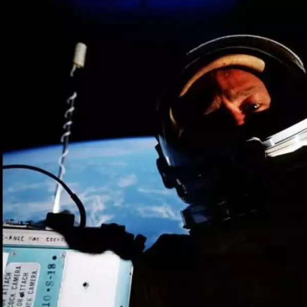 buzz aldrin primera selfie