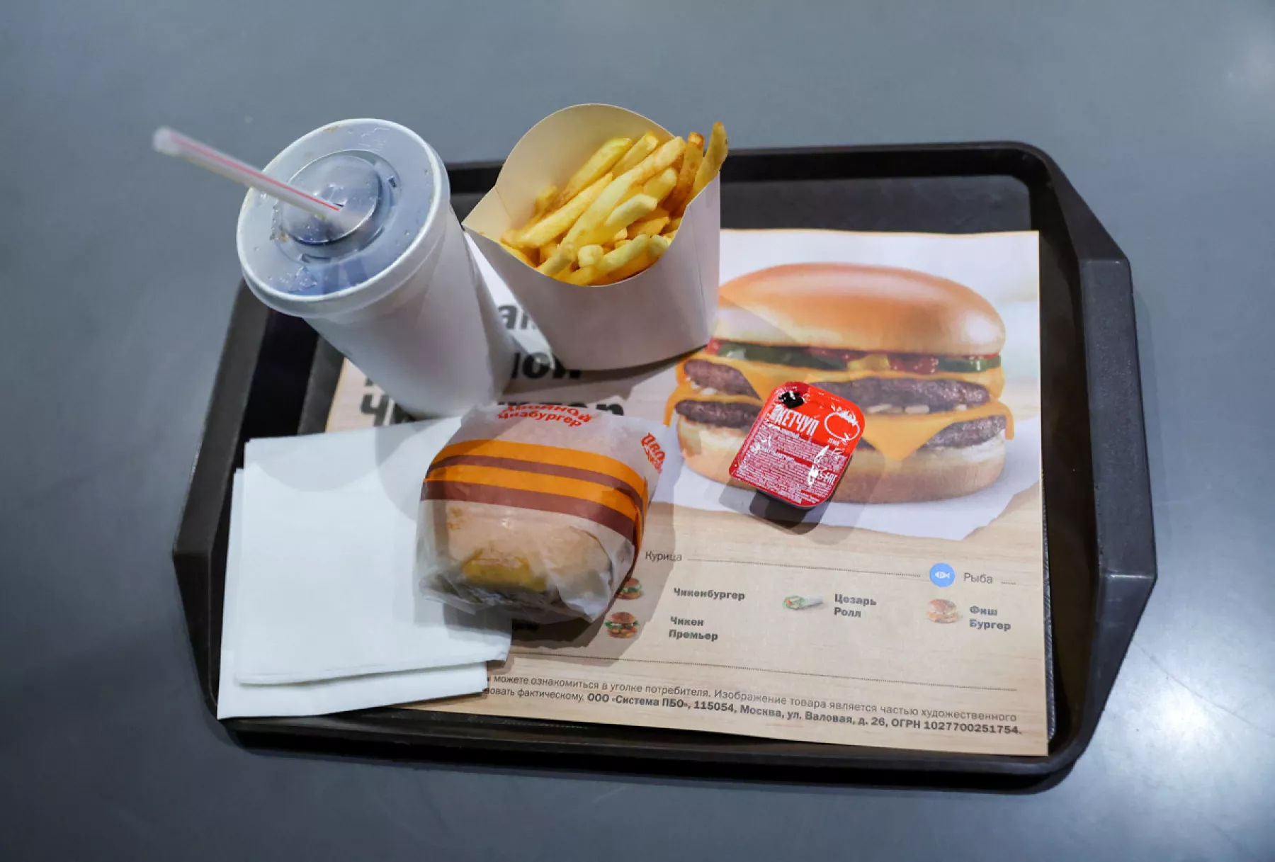 (Una vista muestra una bandeja con comida y bebida en el nuevo restaurante "Vkusno & tochka", que abre tras la salida de la empresa McDonald's Corp del mercado ruso, en Moscú, Rusia)