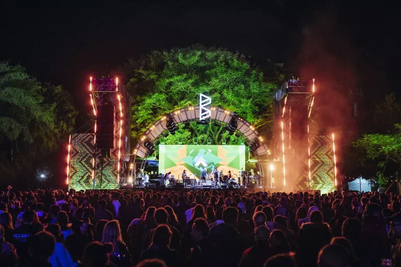 Foto del escenario principal de Bahidorá por la noche con el público viendo a una banda tocar