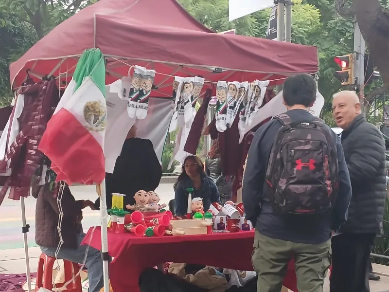 Muñecos y recuerdos del ex presidente Andrés Manuel López Obrador y la presidenta Claudia Sheinbaum.