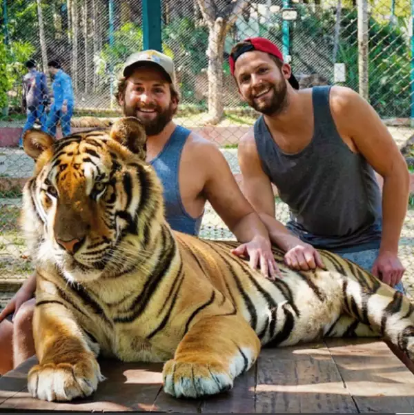 El parecido de los gemelos Katzenbach a Bradley es increíble.