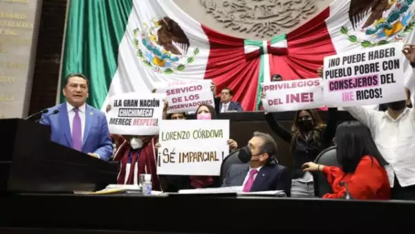 Lorenzo Córdova en comparecencia