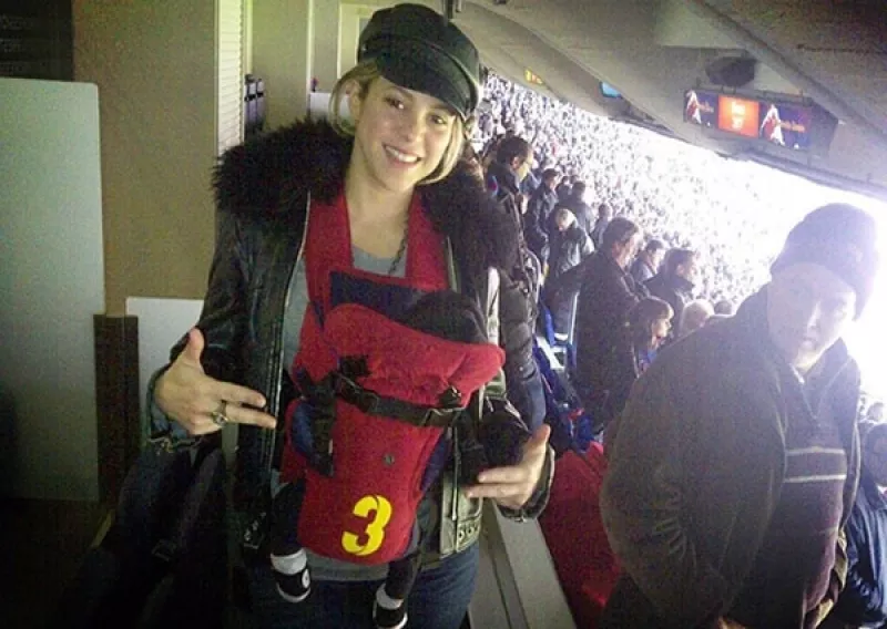 Shakira compartió una foto en Twitter de ella y el pequeño Milan apoyando a Piqué en el Camp Nou del Barcelona