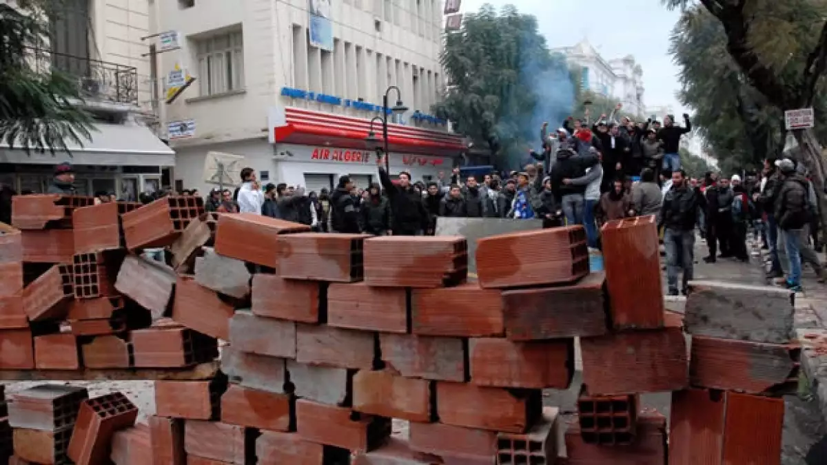 manifestantes arman una barricada en la capital