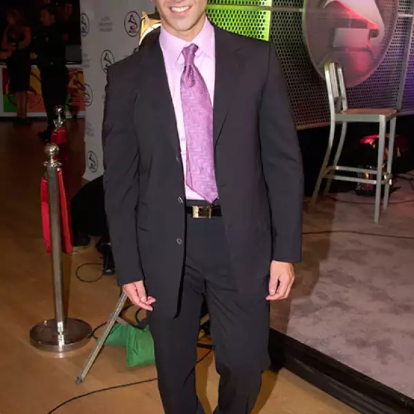 El cantante nació el 24 de abril de 1971 en la Ciudad de México, aunque se crió en Guadalajara, Jalisco, entre el campo y los caballos.