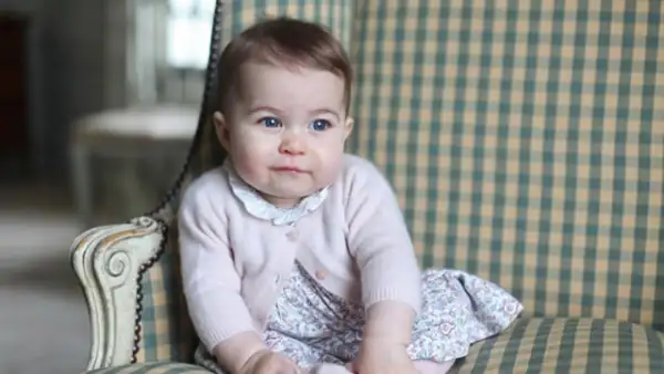 La princesa Charlotte de Cambridge, hija de William y Kate, fue fotografiada a los seis meses por su mamá en Anmer Hall, su residencia en Norfolk.
