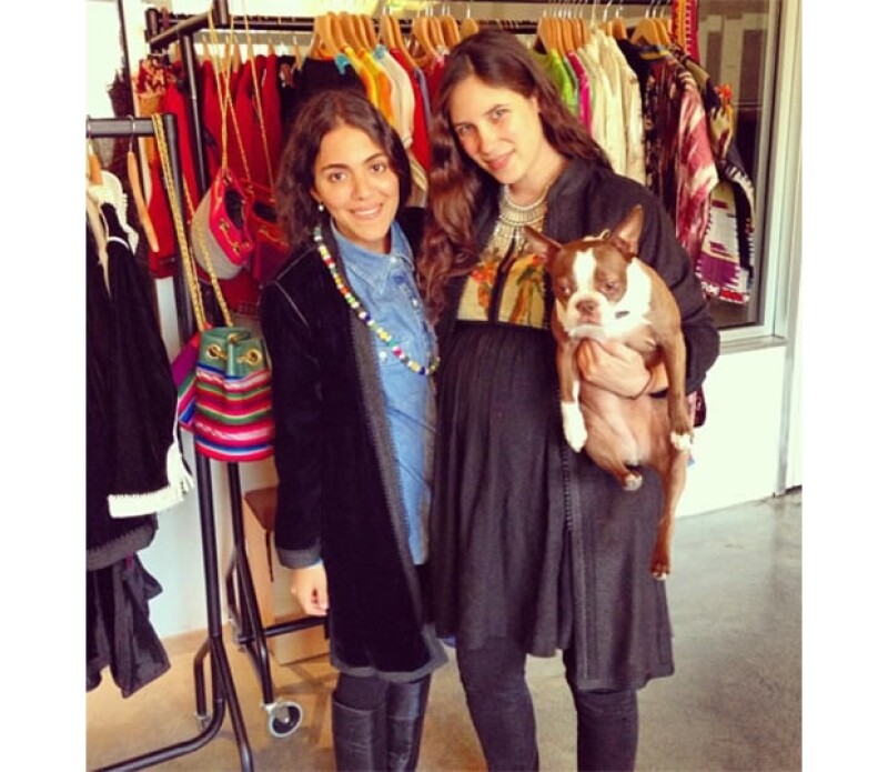 Tatiana, de 29 años junto a su perro Daphne posando con su socia Dana Alikhana en la nueva sala de exposición de su marca Muzungu Sisters.