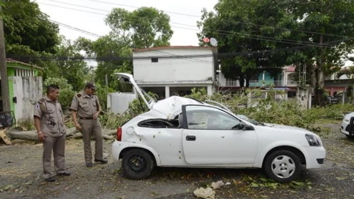 Las rachas de viento que superaron los 100 kilómetros por hora dejaron estragos en Centro, Tabasco