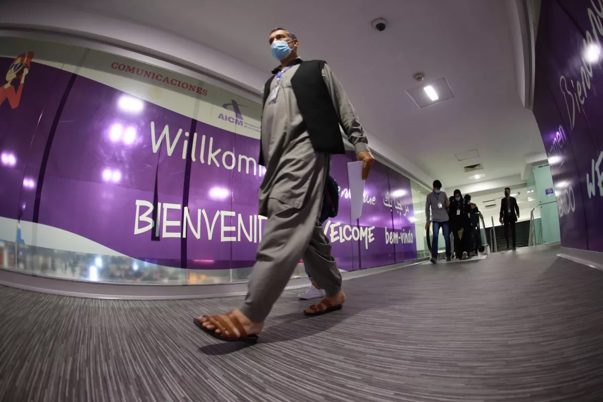 Un grupo con 86 personas de Afganistán llegó al aeropuerto de Ciudad de México este domingo, 29 de agosto.