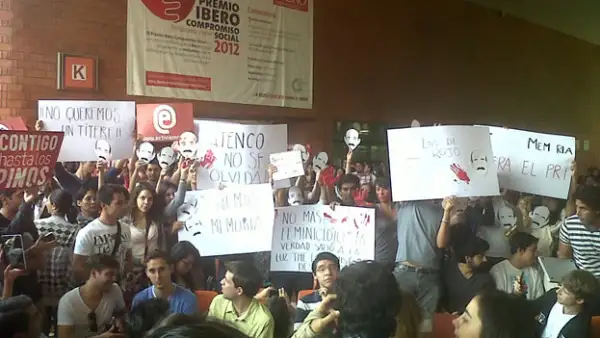 El candidato del PRI a la presidencia de la República visitó la Universidad en donde varios estudiantes lo recibieron con carteles en su contra.