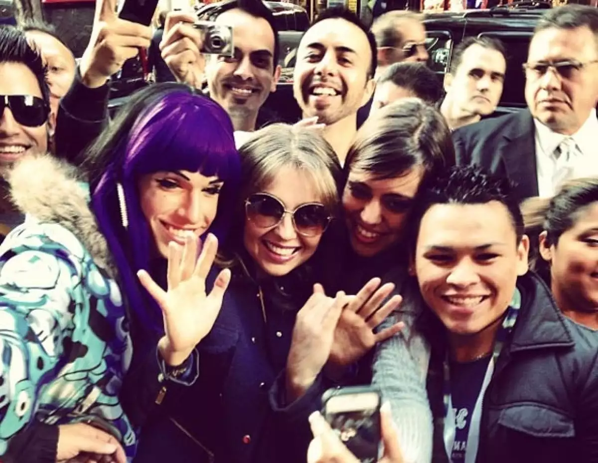 Con sus fans, quienes la esperaban afuera del show.