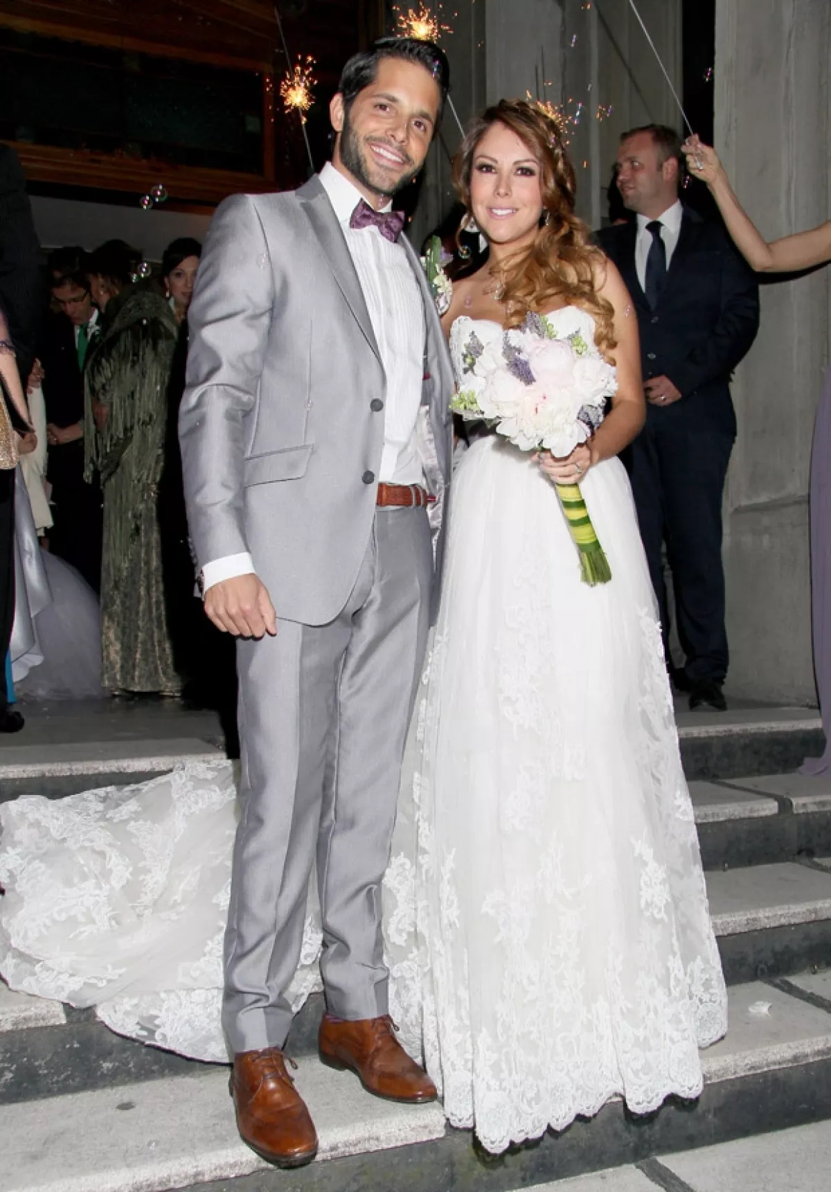 Ilean Almaguer y Lucas Velázquez fotografiados tras contraer matrimonio.