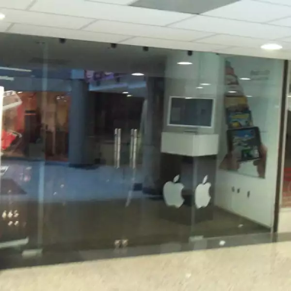 En la plaza también hay locales de otras compañías como, Adecco y Tu Casa Express, o el salón de belleza vecino de la ‘MacStore’.