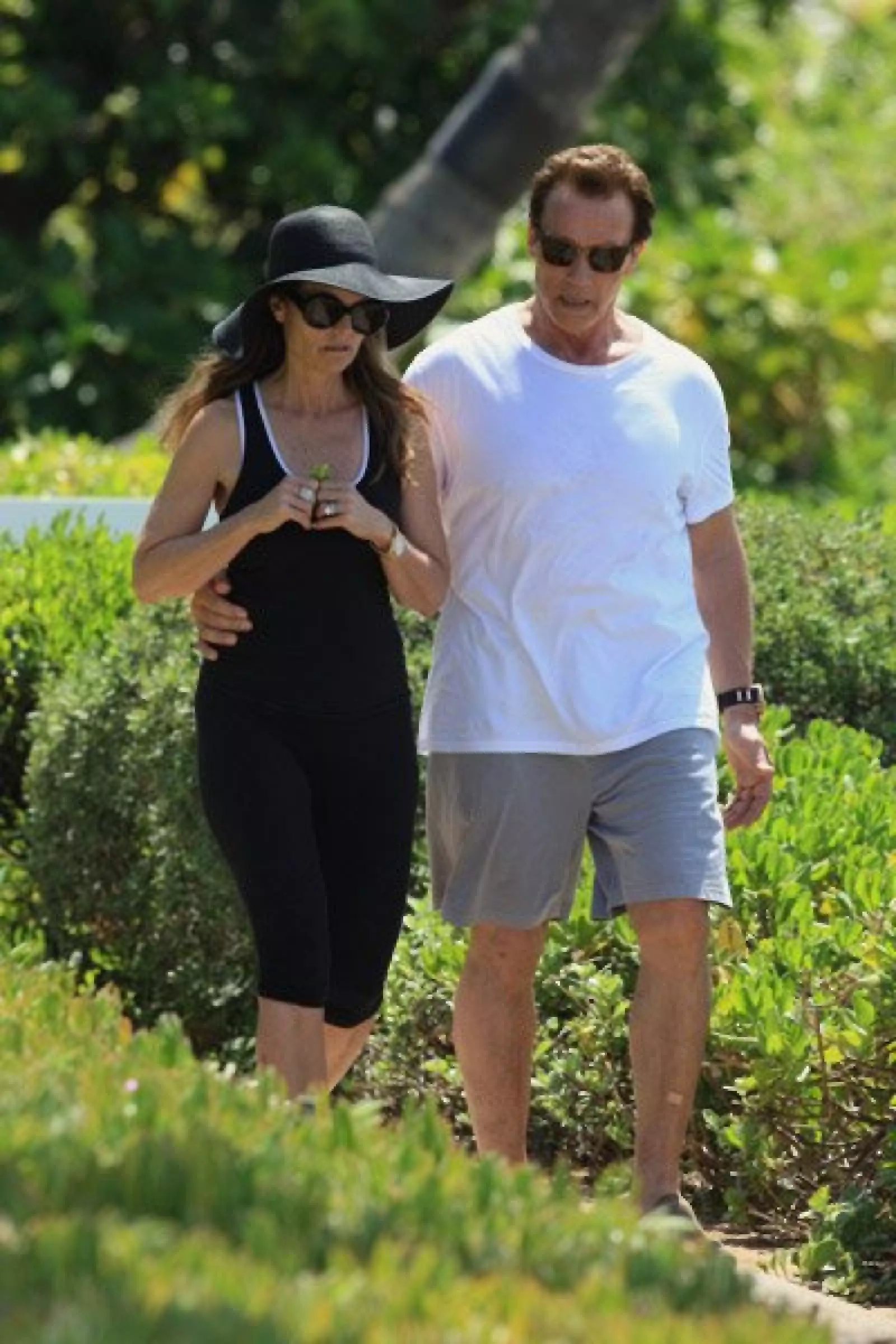 Arnold Schwarzenegger se vio cariñoso con su esposa, Maria Shriver, durante sus vacaciones en Maui, Hawai.