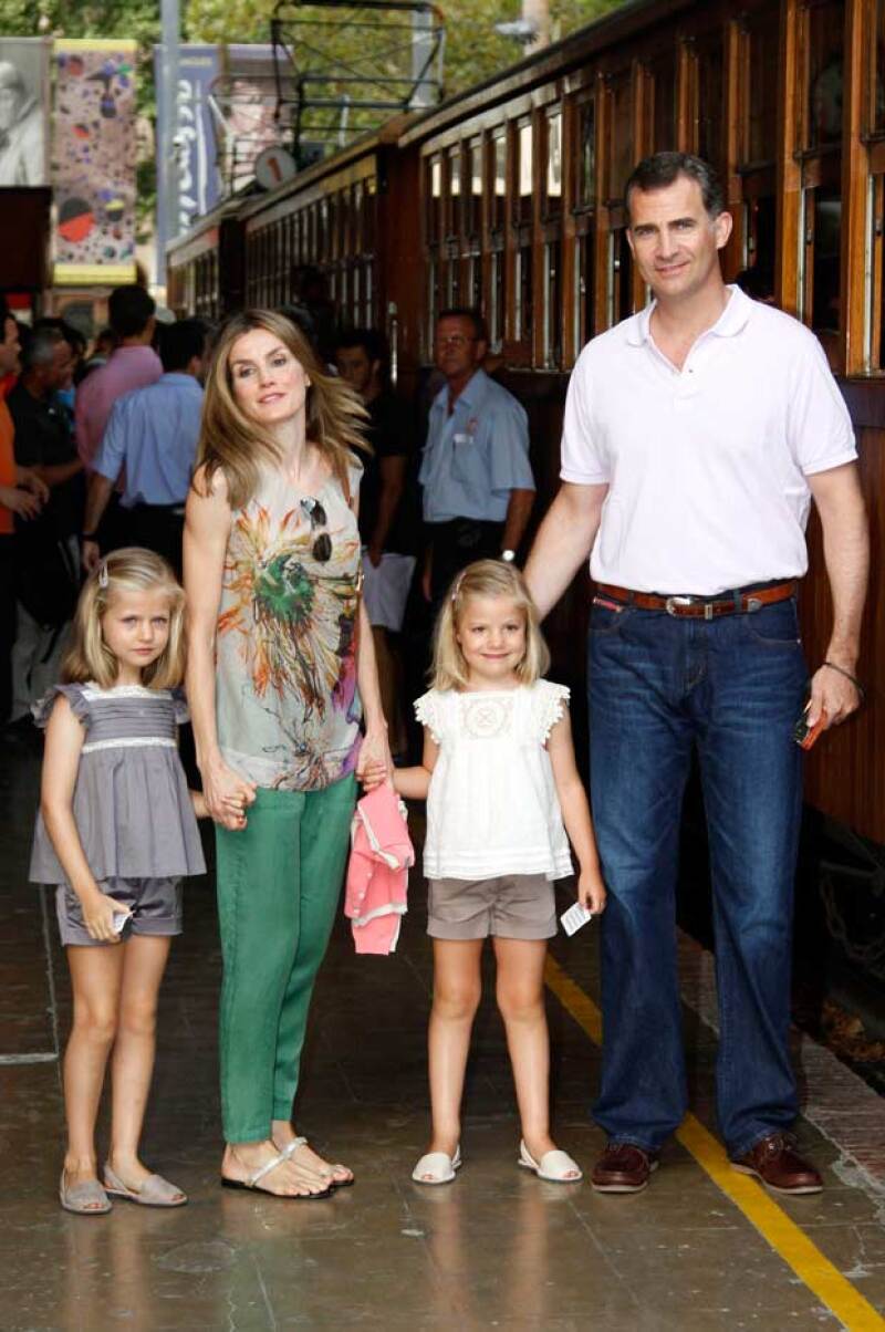 Esta no es la primera vez que la familia real española usa las abarcas, pues desde que Leonor y Sofía eran pequeñas, Letizia y Felipe combinaban su calzado con sus hijas.
