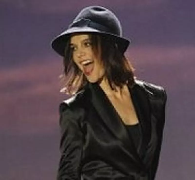 La actriz demostró en el programa So You Think You Can Dance? que sí sabe moverse y no sólo eso, sino que también cantó el tema Get Happy.