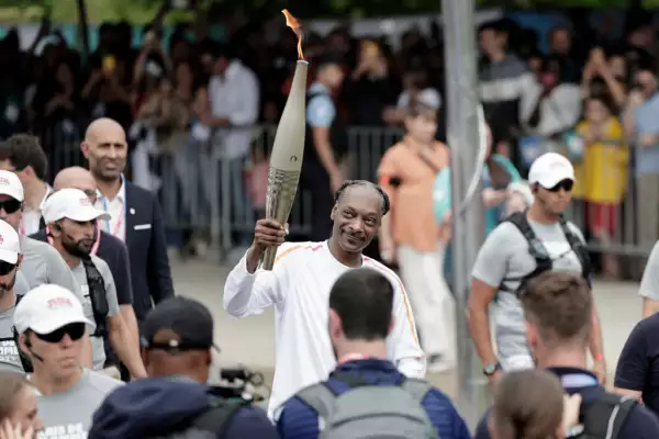 Snoop Dogg carga la antorcha olímpica en los juegos olimpicos de paris 2024