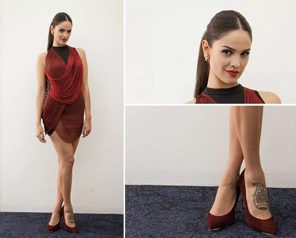 Eiza en un vestido Stella McCartney, zapatos Charlotte Olympia y aretes Dior.