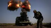 Un militar ucraniano de la 57a Brigada de Infantería Motorizada Separada Kost Hordiienko dispara un obús autopropulsado 2S22 Bohdana hacia las tropas rusas, en medio del ataque de Rusia a Ucrania, en una posición cerca de la ciudad de Bakhmut en la región de Donetsk, Ucrania, el 5 de julio de 2023.