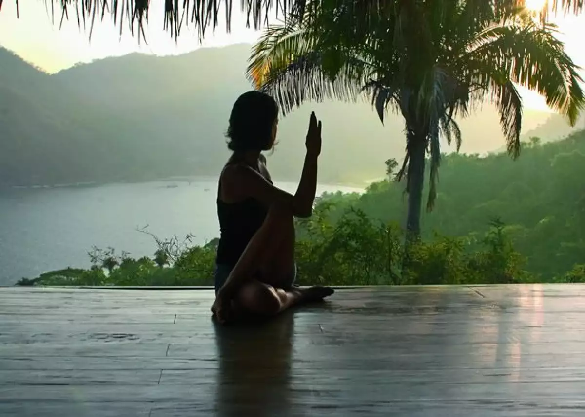 Es reconocido por su espectacular vista al Pacífico y por ser un lugar ideal para la relajación, la meditación y el yoga.