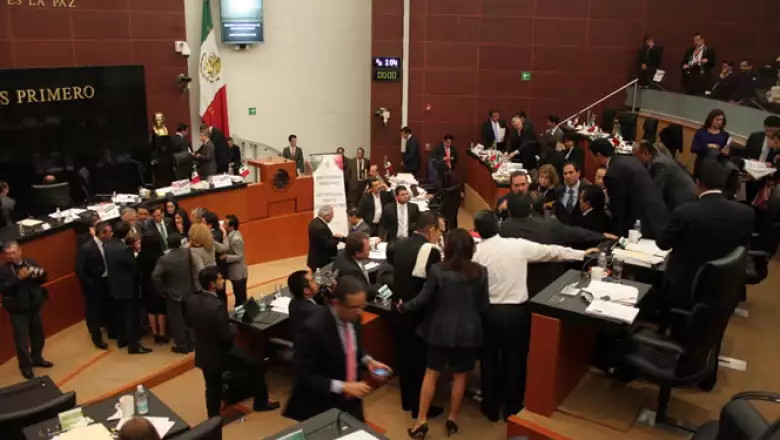 El proyecto incluye cambios constitucionales que permitirán los contratos para explotar yacimientos a través de las figuras de la utilidad compartida y producción compartida, además del régimen de las licencias.
