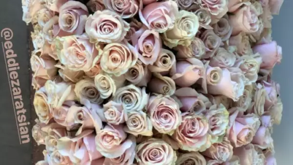 Kim Kardashian recibió decenas de flores por su cumple 37