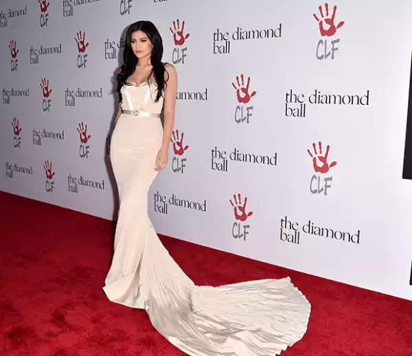 Un maquillaje en tonos neutros complementó su femenino look.