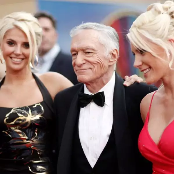 Hugh Hefner asistió acompañado de las conejitas Crystal Harris y las gemelas Karissa and Kristina Shannon.