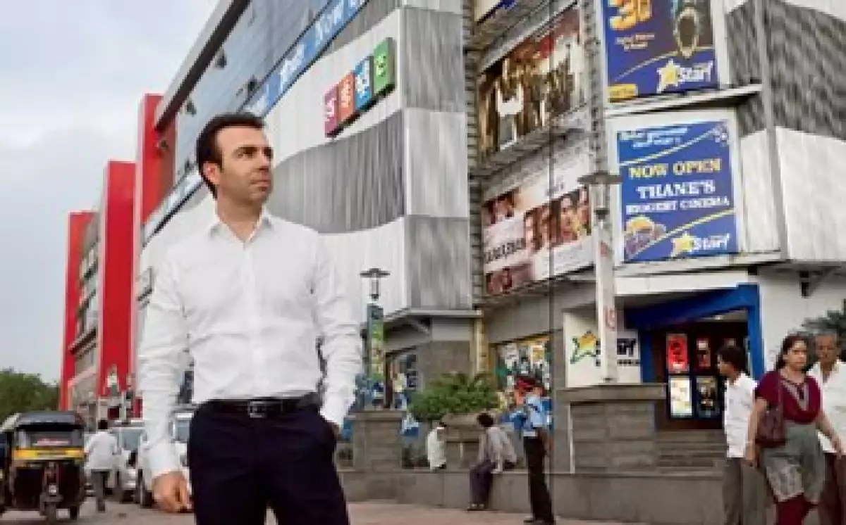 Alejandro Ramírez, director de Cinépolis, posa frente a las salas de Cinema Star, uno de sus cines ubicado en Mumbai, India. (Foto: Duilio Rodríguez)