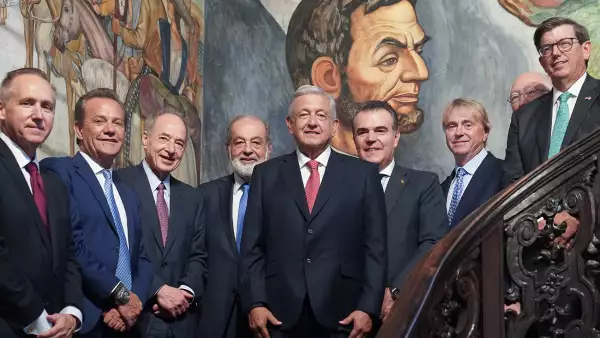 (El presidente Andrés Manuel López Obrador posa con los empresarios  Carlos Slim Helú y Carlos Slim Domit, de Grupo Carso; Francisco Cervantes, presidente del Consejo Coordinador Empresarial (CCE), y Antonio Del Valle, presidente del Consejo Mexicano de Negocios)