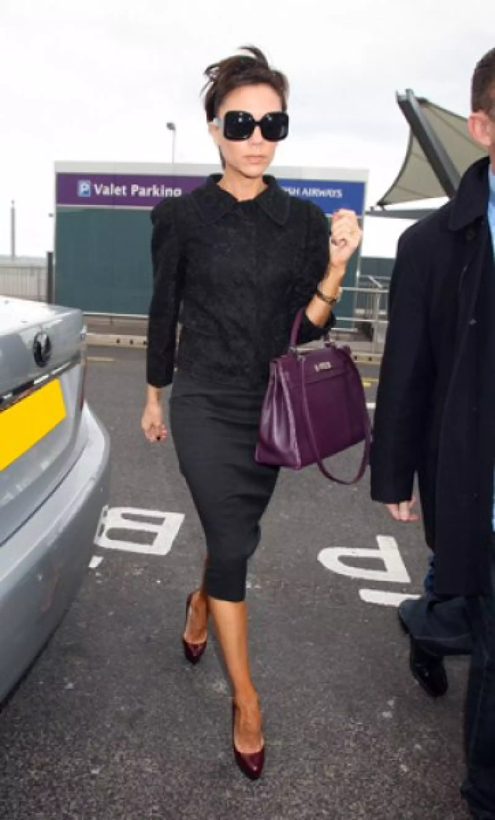 Victoria Beckham sale su hotel para ir al aeropuerto en Londres.