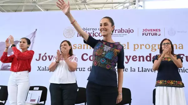 La presidenta Claudia Sheinbaum entrega apoyos del programa Jóvenes Construyendo el Futuro.