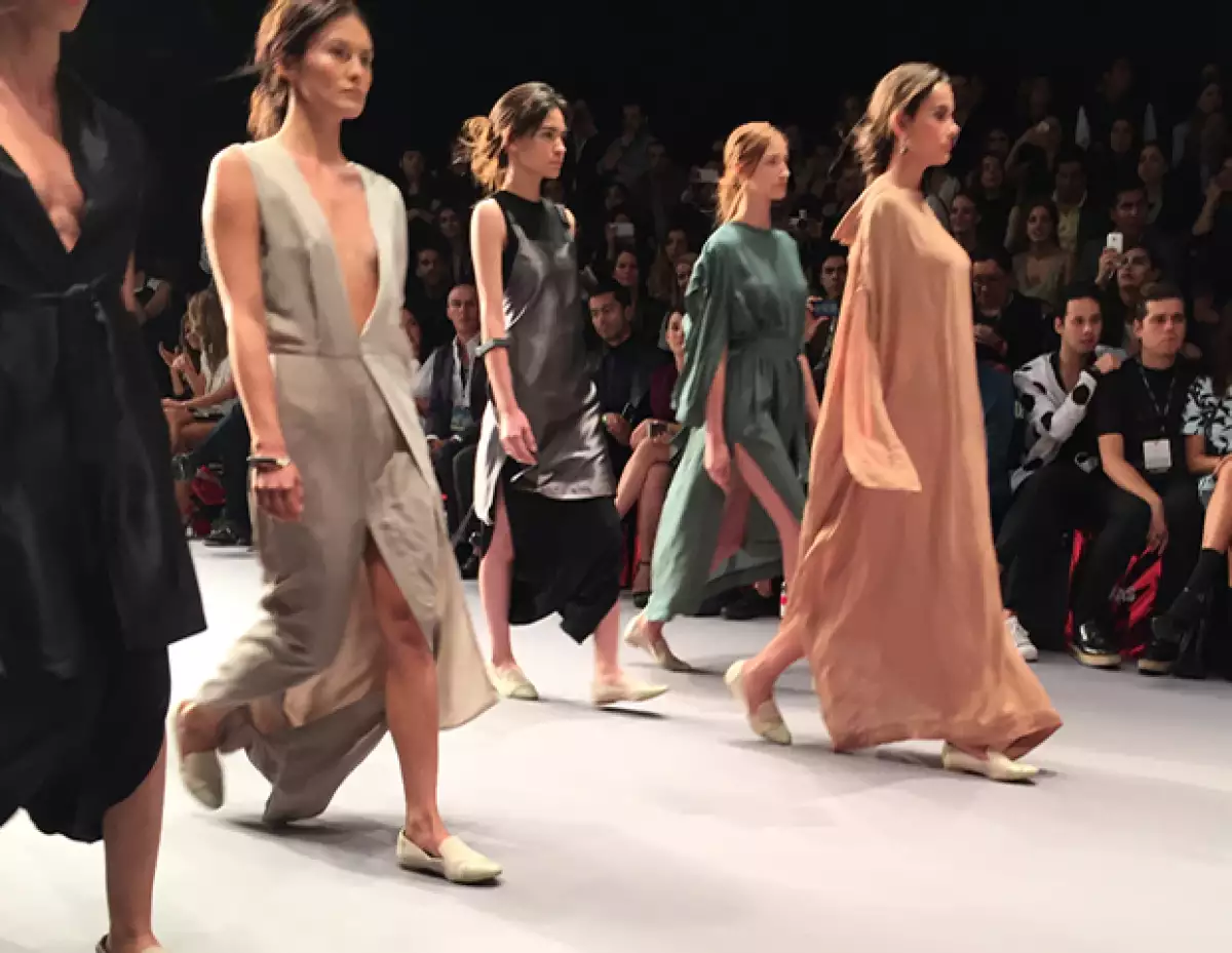 El final de la pasarela SS16 de Julia y Renata.