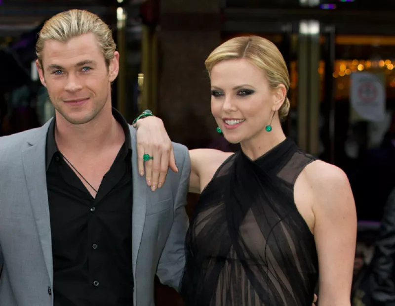 La actriz sudafricana tiene pensado regalar la ropa que ya le haya quedado pequeña a su hijo Jackson -de seis meses, a la pequeña India, hija de la actriz española y Chris Hemsworth.