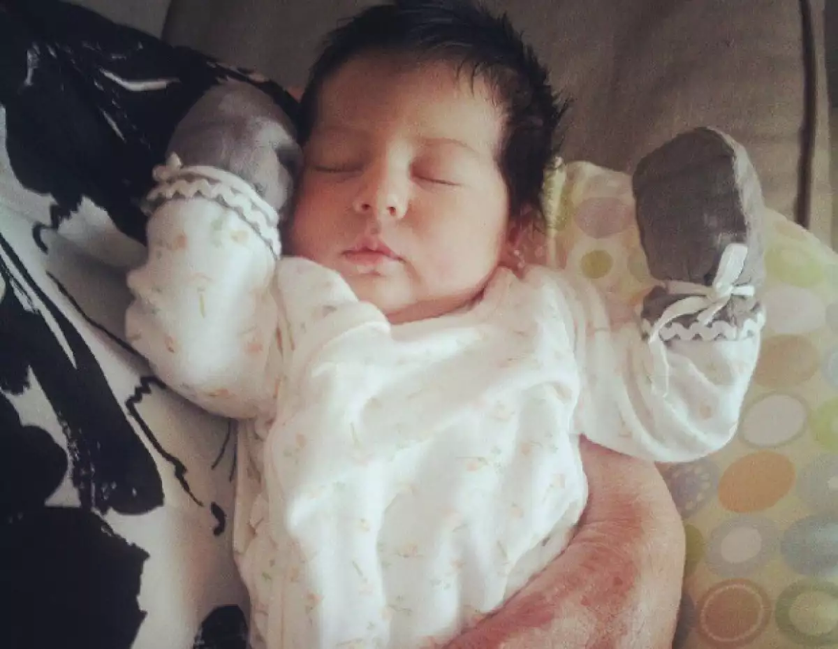 Camila es el nombre de la primera hija del matrimonio, quien ya posa para la cámara con outfits súper chic a sus escasos dos meses de edad.