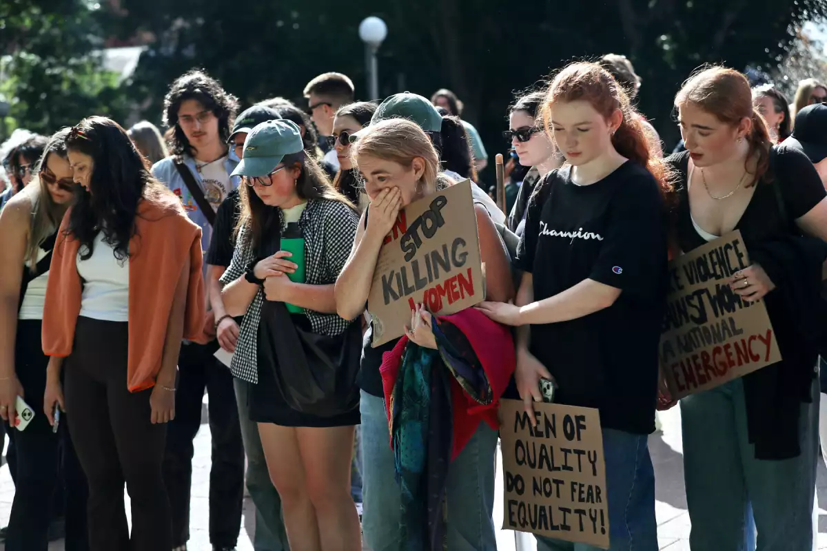 Los manifestantes sostienen carteles durante un mitin nacional contra la violencia contra las mujeres en el distrito central de negocios de CBD) el 10 de mayo de 2025 en Sydney, Australia. El sábado se celebraron manifestaciones nacionales en toda Australia, con miles de personas reunidas en 14 ciudades y pueblos para exigir una acción urgente para poner fin a la violencia contra las mujeres, en honor a las 117 mujeres asesinadas desde principios de 2024.